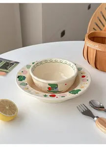 Set di stoviglie in ceramica con simpatico motivo di coccodrillo per bambini e uso quotidiano.