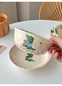 Set di ciotole e piatti in ceramica con simpatici cartoni animati per bambini, design coccodrillo.