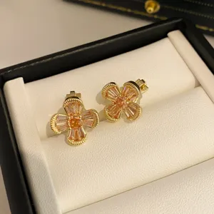 Detail van kristallen bloemoorringen, vintage goudkleurig clip-design met sprankelende zirconen.