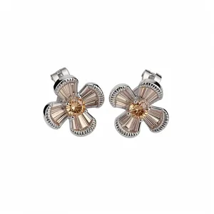 Zilverkleurige bloem clip-on oorbellen met fonkelende champagne zirkoonstenen, elegant retro ontwerp.