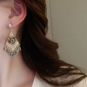 Bunte Kristall-Quasten-Ohrringe Detailansicht, elegante Retro-Schmuckstücke für Damen.