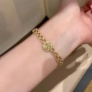 Retro court style gold mesh square bracelet, elegant retro fashion wrist jewelry for women.