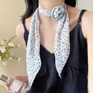 Blauwe bloemige chiffon halsdoek met roos ontwerp, chique choker accessoire voor stijlvolle dames.