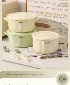 Set di ciotole in ceramica giapponese con coperchio, manico, cucchiaio e forchetta.