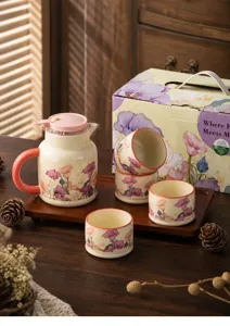 Service à thé en tasses en céramique élégant avec théière plateau en bois et coffret