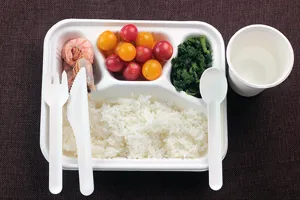 Einweg Menüteller Set aus Zuckerrohr Bagasse mit Messer, Gabel, Löffel und Becher.