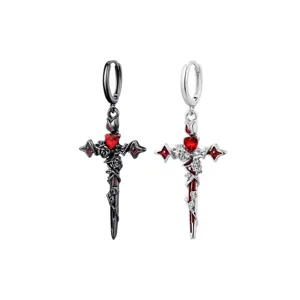 Orecchini a croce con rosa in stile gotico scuro e gemma di cuore rosso, bijou alla moda.