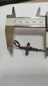 Orecchini a croce nera gotica con cristallo rosso e rosa, gioielli in stile punk per le donne.