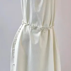 Dettaglio catena da vita con perle e fiori, elegante accessorio in metallo per abiti e Hanfu.
