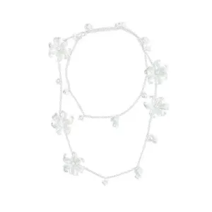 Elegante catena da vita in perle argentate per abiti, dolce design floreale, accessorio versatile.