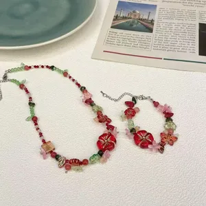 Vue détaillée de l'ensemble collier et bracelet de perles à fleurs colorées d'été au design rétro