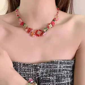 Collier de perles de fleurs colorées d'été, design de niche rétro doux chaîne de clavicule.