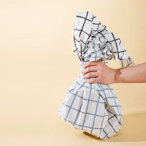 Nappe de pique-nique imperméable jetable, légère et durable à motif à carreaux en plein air.