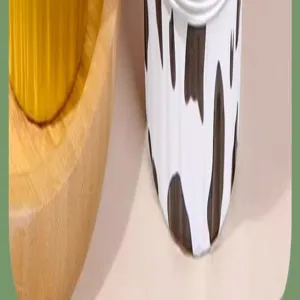 Gros plan détaillé montrant clairement le motif imprimé vache et le conteneur en bois.