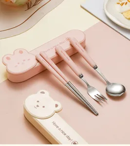 Tragbares Besteckset aus Edelstahl mit niedlichem Cartoon Etui, Gabel und Löffel.