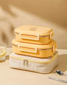 Details van gestapelde roestvrijstalen lunchbox met thermische tas en draagbare bentoset.