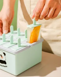 Detailaufnahme der praktischen Haushalts Mehrgitter Eismacher Form mit orangen Eis am Stiel.