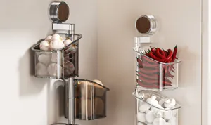 Detalle de cesta de cocina con ventosa giratoria, organizador de pared transparente.