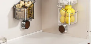Detalle de cesta de almacenamiento de cocina de pared transparente, organizador de ventosa.