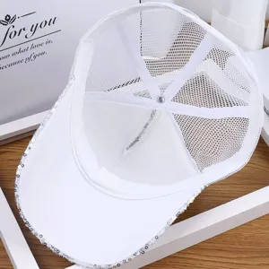 Berretto da baseball bianco con paillettes e rete traspirante, elegante cappello estivo.