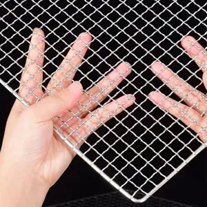 Detail des Edelstahl Grillnetzes mit robuster Drahtgitterstruktur für das Outdoor Barbecue.