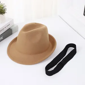 Vista detallada del sombrero fedora de fieltro de lana con textura fina y correa negra a juego.