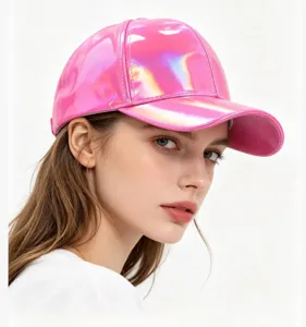 Vue rapprochée de la texture et des détails de couture de la casquette de baseball en cuir PU rose.