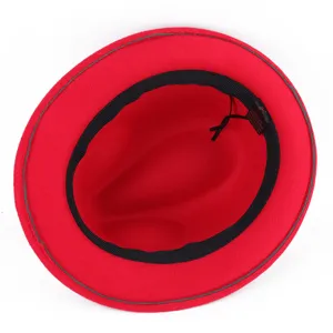 Vista detallada del interior del sombrero fedora de fieltro rojo clásico con etiqueta.