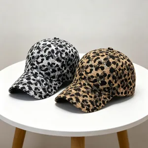 Detailansicht der stylischen Leopardenmuster Baseballcap, lässige Streetwear Kappe.