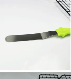 Espátula de repostería de acero inoxidable con mango de plástico verde para alisar pasteles.