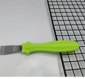 Espátula de repostería de acero inoxidable con mango de plástico verde para alisar pasteles.