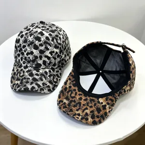 Detailansicht der Leoparden-Baseballkappe mit atmungsaktivem Innennetz und verstellbarem Riemen.
