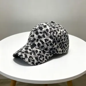 Schwarze und weiße Leopardenmuster Baseball Kappe, modischer Streetwear Sonnenhut Detailansicht.