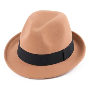 Detalle de sombrero fedora de fieltro de lana clásico, estilo británico con cinta negra.