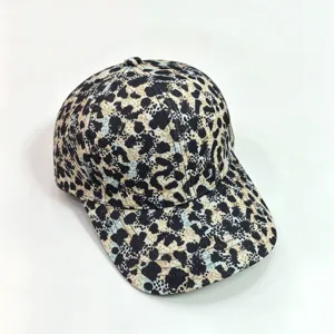Detailaufnahme einer modischen Damen Baseball Cap mit Leopardenmuster Streetwear Sonnenhut.
