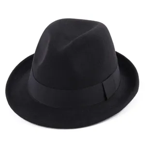 Vista detallada del clásico sombrero fedora de fieltro de lana negra con cinta elegante.
