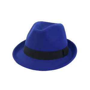 Detalle de cerca del sombrero fedora de fieltro azul con cinta negra, textura de lana.