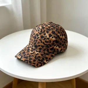 Detailaufnahme einer stilvollen Baseballkappe mit Leopardenmuster auf einem weißen Tisch.