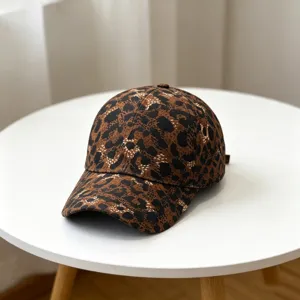 Nahaufnahme der modischen Damen Baseballcap mit Leopardenmuster, lässiger Streetwear Stil.