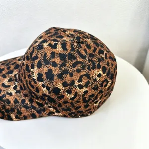 Nahaufnahme der modischen Damen-Leoparden-Baseballkappe, stylischer Streetwear-Sonnenhut.