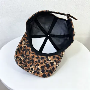 Leopard-Baseballcap Detail mit schwarzem Innenfutter, verstellbarem Riemen und Schirm.