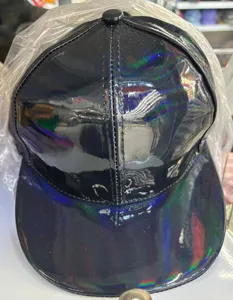 Gros plan détail de la casquette de baseball plate en cuir PU holographique noir brillant et coloré.