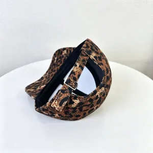 Leopardenmuster Baseballcap Detail mit verstellbarer Metallschnalle und Riemen hinten.