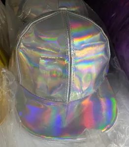 Gros plan sur la casquette de baseball en cuir PU holographique avec détails arc-en-ciel