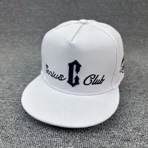 Detalle gorra de béisbol plana hip-hop blanca, bordado negro Genius C Club.