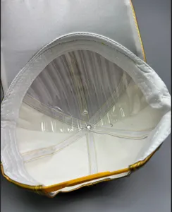 Vue détaillée de l'intérieur de la casquette plate en cuir PU, montrant les coutures.