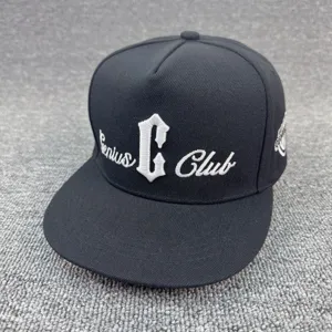 Gorra de béisbol hip-hop negra con visera plana y bordado blanco Genius Club estilo.