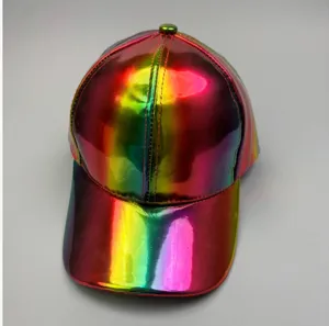 Casquette de baseball holographique en cuir PU avec superbe dégradé de couleur et finitions.