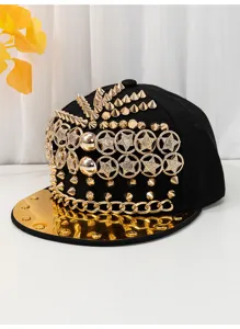 Cappello da baseball nero con visiera piatta stile punk con borchie e catene dorate per unisex