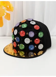 Vista dettagliata cappellino nero visiera piatta con gemme colorate e visiera dorata.